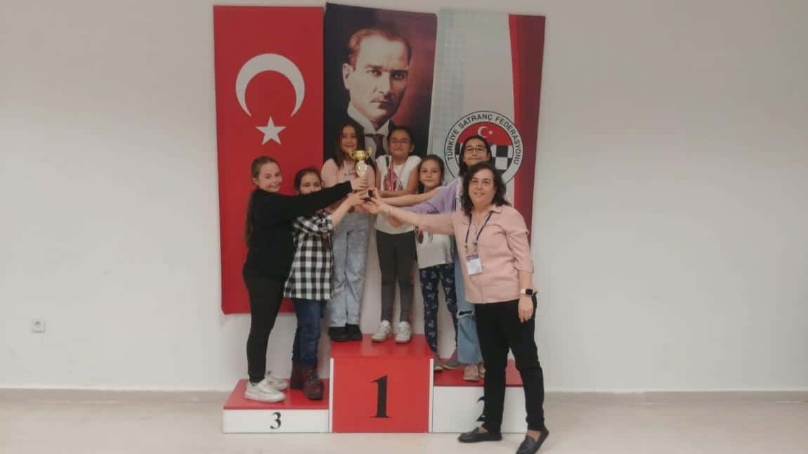 Minikler Satranç Turnuvasında Kız Öğrencilerimizin Başarısı