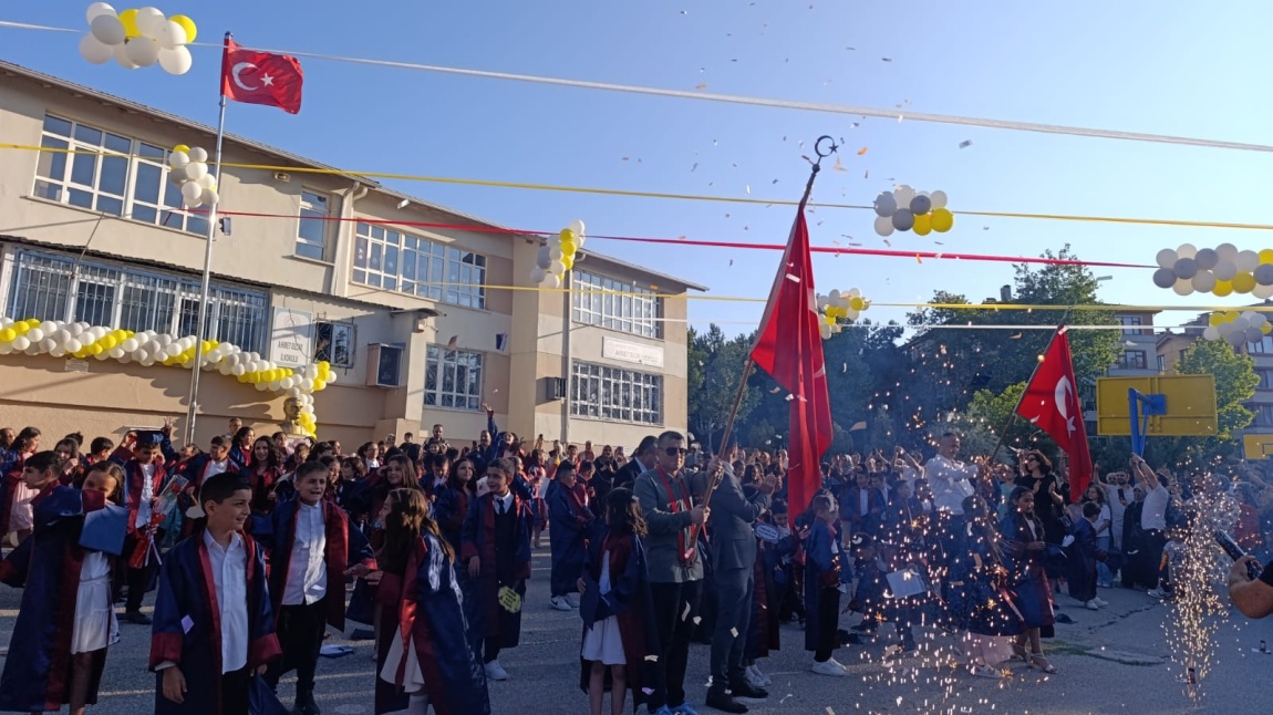 Gözlerde Sevinç ve Kalplerde Gururla Mezuniyet Coşkusu